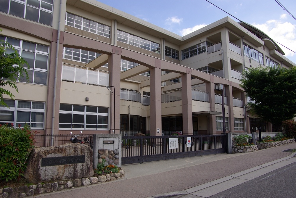 小学校　宝塚市立宝塚第一小学校（小学校）まで461m