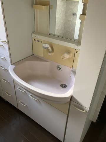 洗面設備　独立洗面台、小物を置くことができて便利です