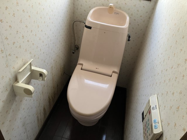 トイレ　落ち着いた色調のトイレです