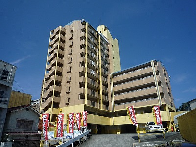 建物外観　オートロックマンションで大通り沿いに面していますのでセキュリ