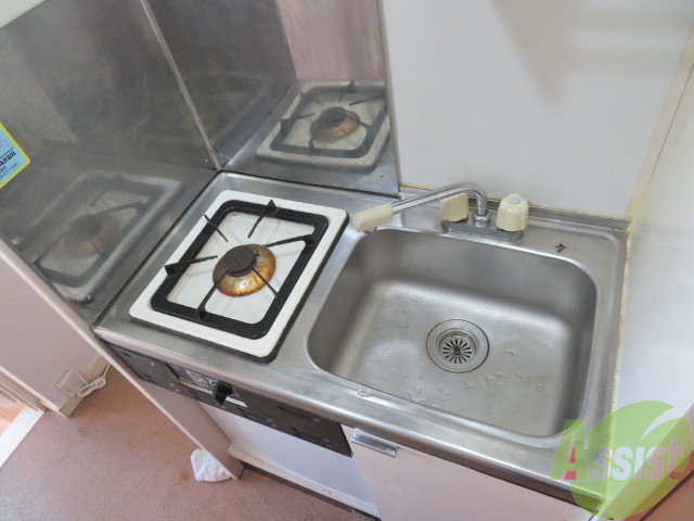 キッチン　シンプルなキッチンです。一人暮らしにはちょうどいいサイズ。