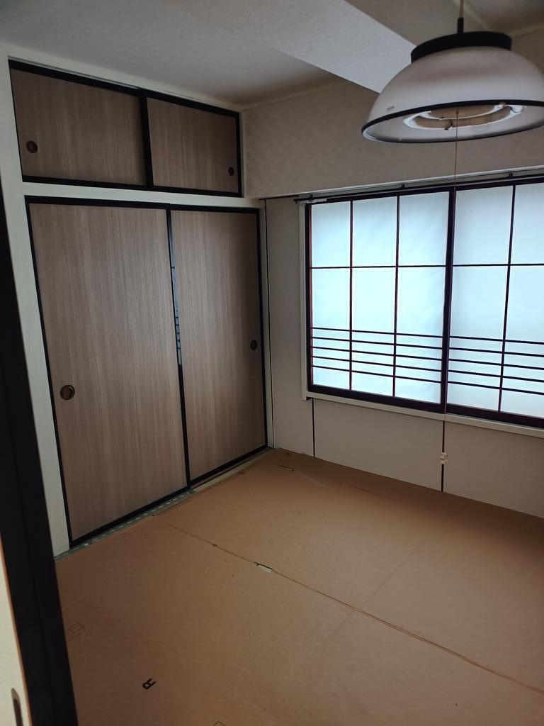 八幡坂ロイヤルマンションの居間写真