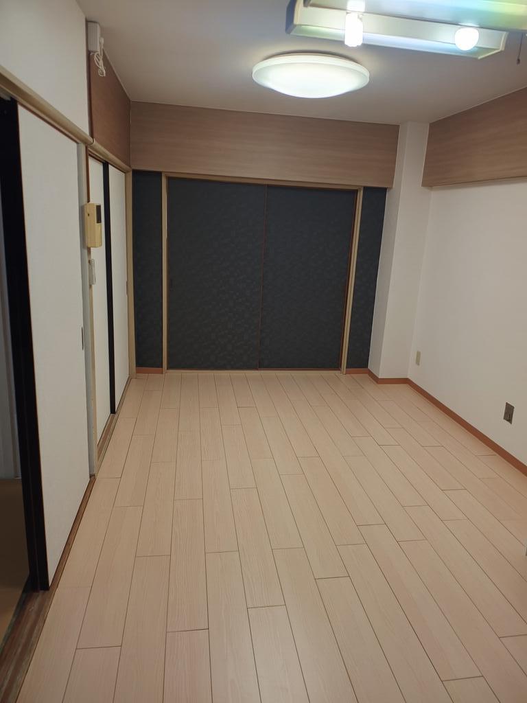 八幡坂ロイヤルマンションの居間写真