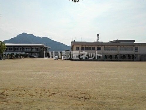 小学校　多度津町立四箇小学校（小学校）まで855m