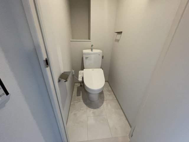 トイレ　落ち着いた色調のトイレです