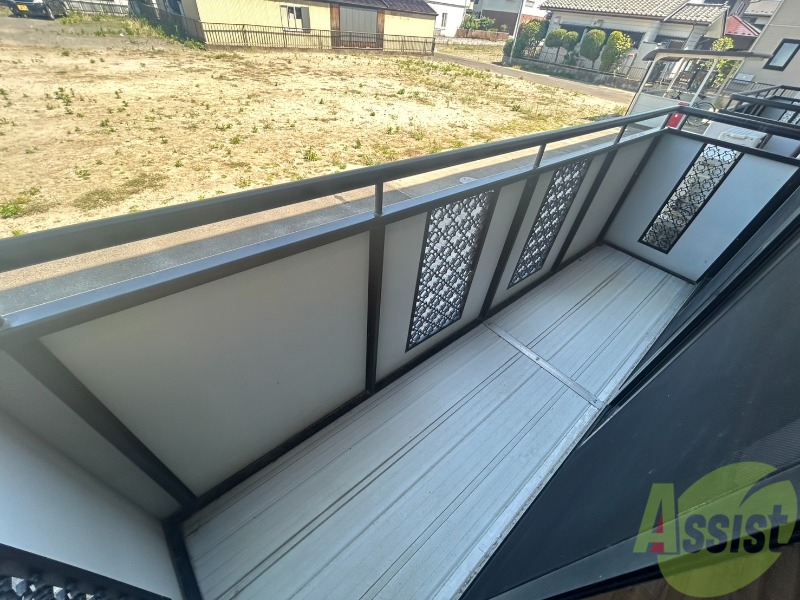 バルコニー　バルコニーがあるため外に洗濯物を干すことができます。