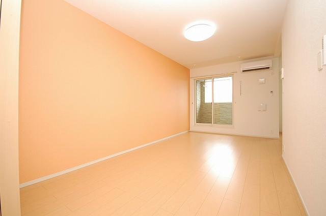 居室・リビング　アクセントクロスがお洒落な間取りです。