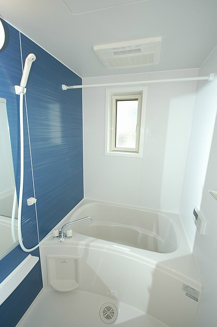 バス・シャワールーム　アクセントクロスが素敵なお風呂です。