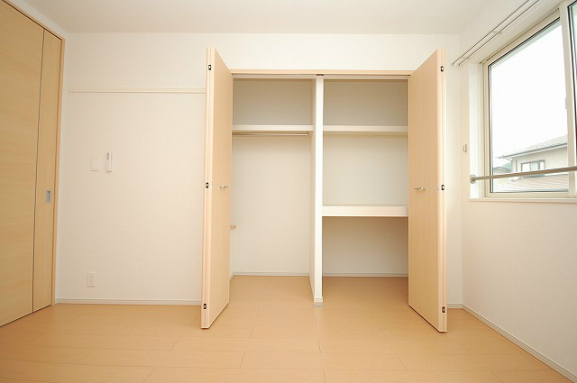 その他部屋・スペース　収納は壁面に大きくスペースをとっています。