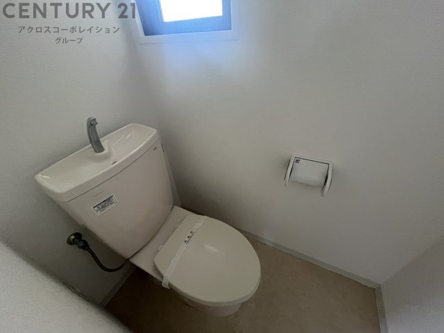 トイレ　窓付きのトイレで換気に便利♪