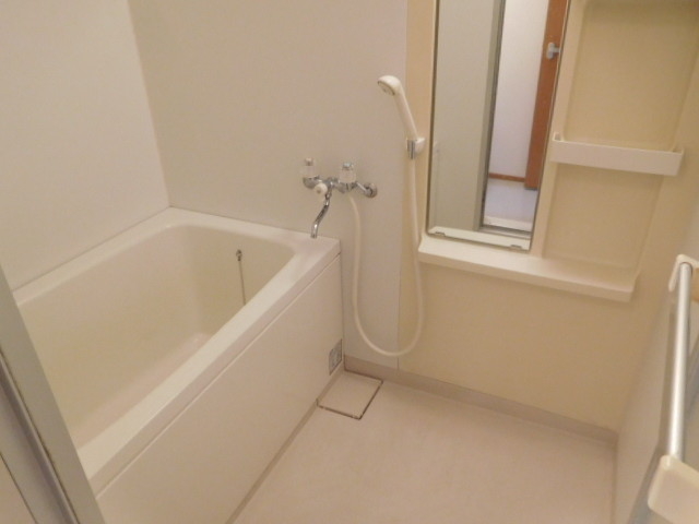 バス・シャワールーム　真っ白お風呂