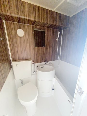 バス・シャワールーム　他号室参考写真（室内の色が異なります）