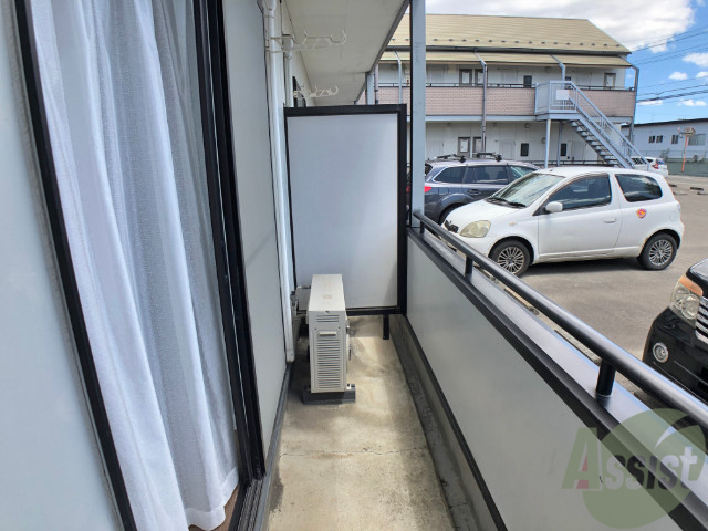 バルコニー　バルコニー。洗濯物がはかどりそうな広さがありますよ。