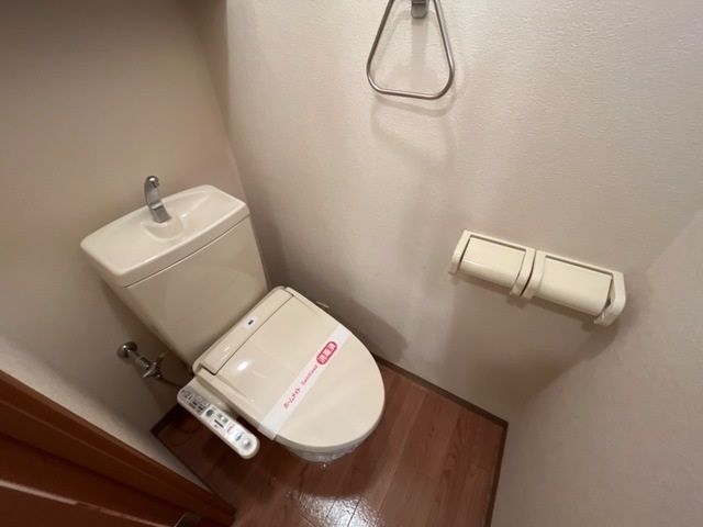 トイレ　温水洗浄暖房便座。