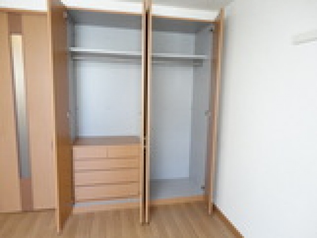 収納　（反転）クローゼットは大きな鏡・チェスト付