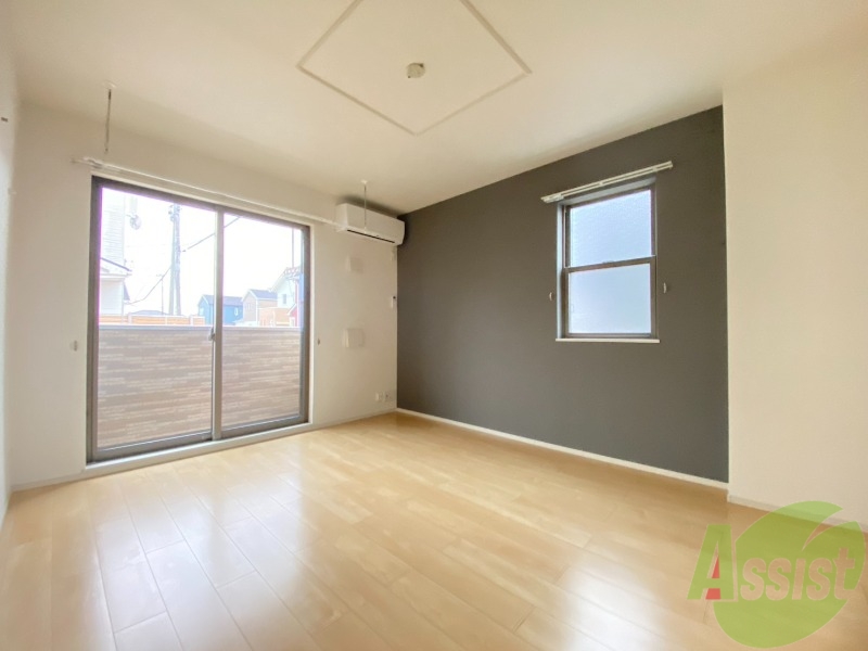 居室・リビング　南向きの大きめの窓から日差しがたっぷり入る明るいお部屋です。