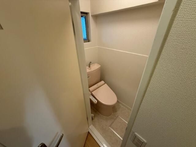 トイレ　落ち着いた色調のトイレです