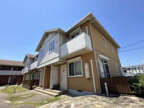 建物外観　建物目の前に駐車場があります。