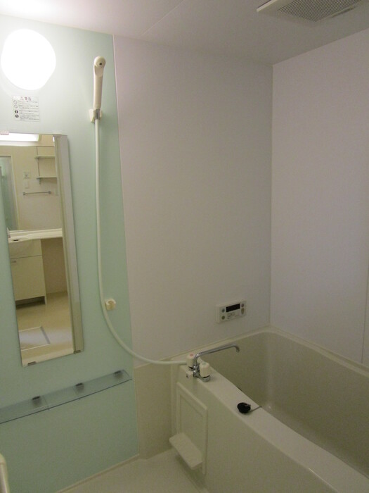 バス・シャワールーム　追い焚き付きのお風呂です♪