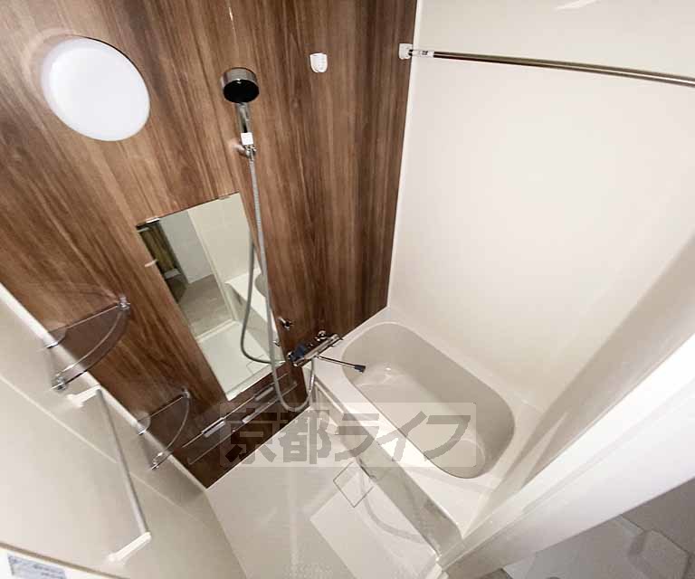 バス・シャワールーム　鏡のある便利なお風呂