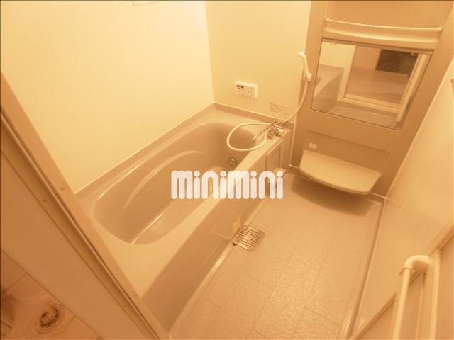 バス・シャワールーム　お風呂、広くてのびのび出来ます。