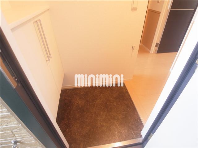 玄関　玄関、下駄箱付きになります。