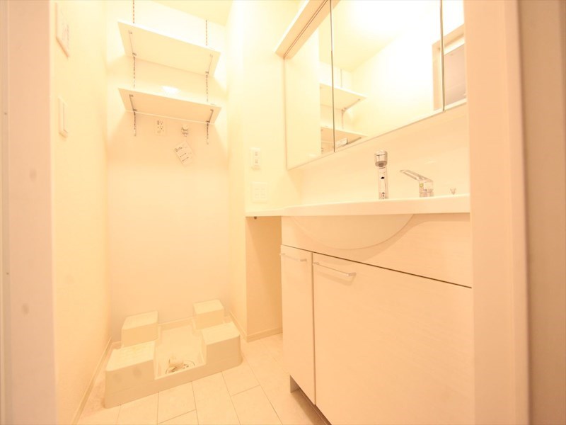 洗面設備　脱衣所　独立洗面台（シャンプードレッサー付）収納スペース有