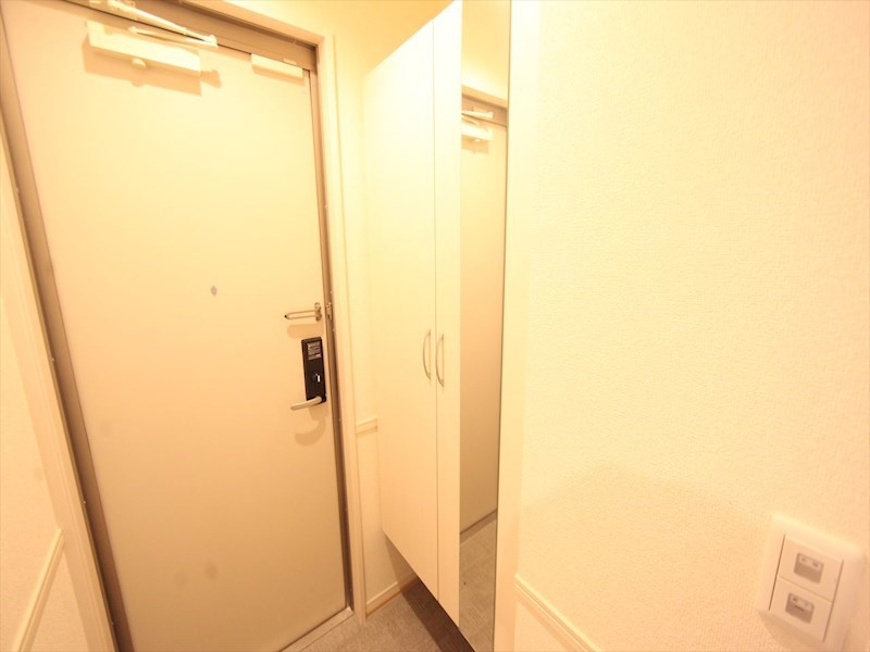 玄関　玄関　シューズボックス　姿見鏡付き（収納充実してます）