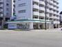 コンビニ　ファミリーマート　松山本町六丁目店（コンビニ）まで600m