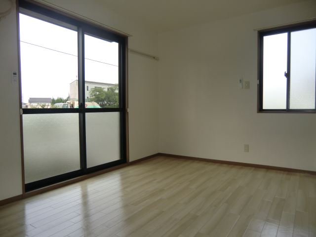 その他部屋・スペース　窓が多く明るいエアコン＆照明完備の南側洋室です！