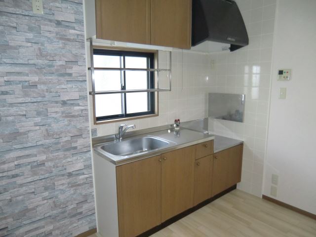 キッチン　アクセントクロスが印象的なキッチンスペースです