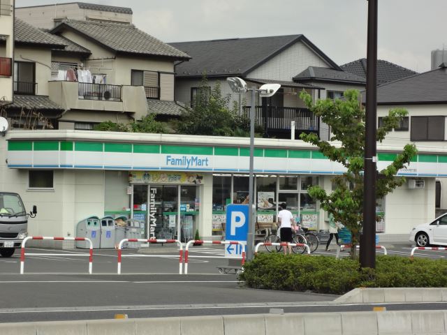 コンビニ　ファミリーマート（コンビニ）まで220m