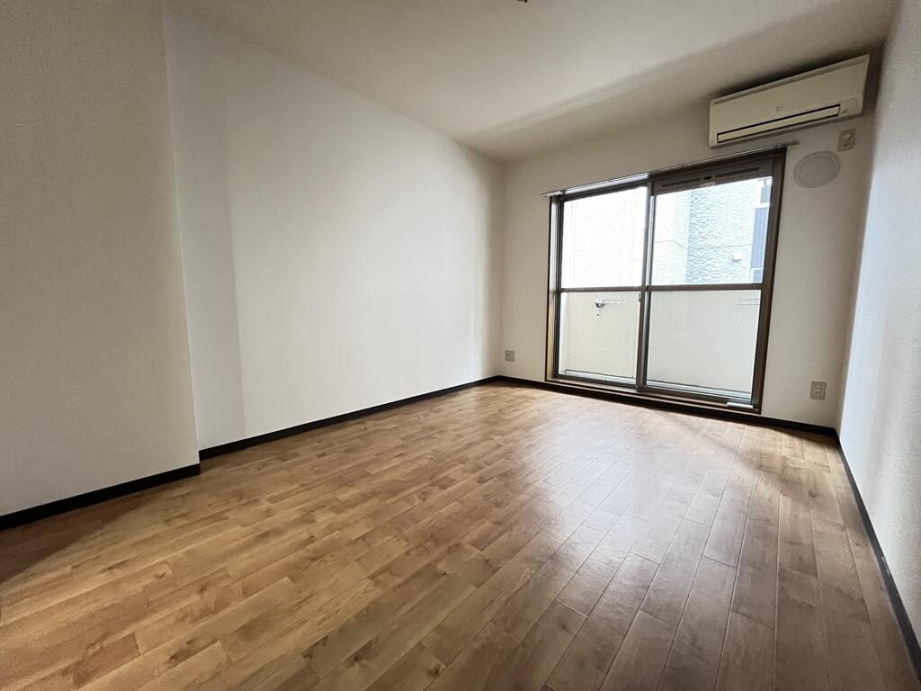 居室・リビング　※同建物の別のお部屋の写真です。