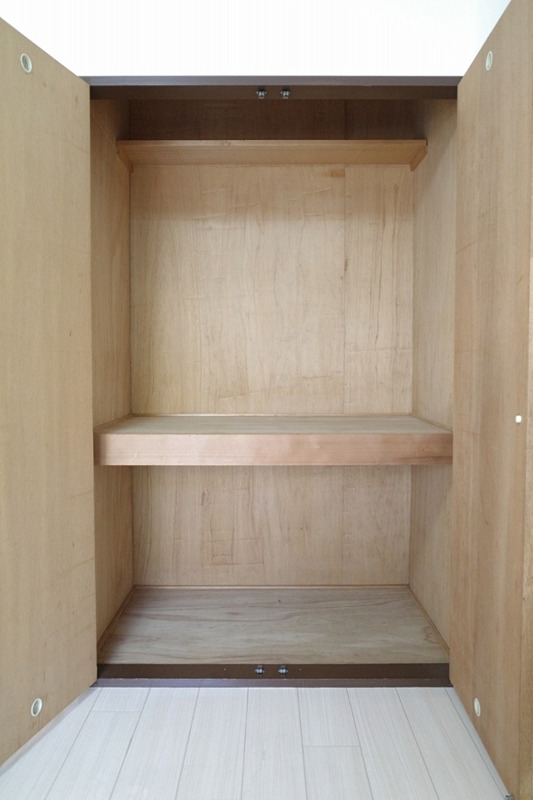 収納　深さのある収納・上段にハンガーパイプがつきます