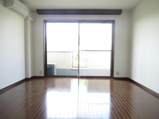 居室・リビング　（別角度）