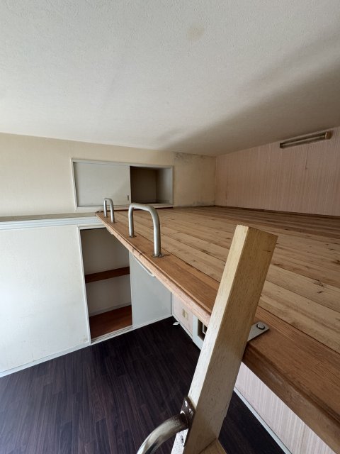 その他部屋・スペース　ロフトにも収納があるのでうれしい！荷物を置いてもいいし、寝室