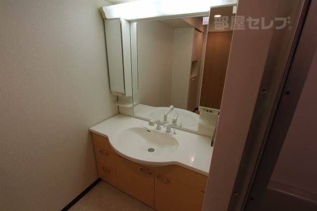 洗面設備　ワイドスパンのシャンプードレッサー