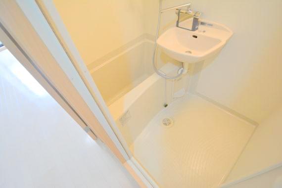 バス・シャワールーム　バスルームはトイレと別々で、広々としていますよ。