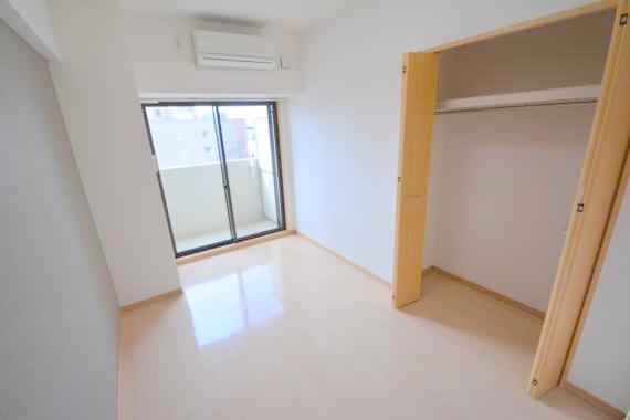 居室・リビング　白を基調とした内装でおしゃれで、落ち着ける空間です。