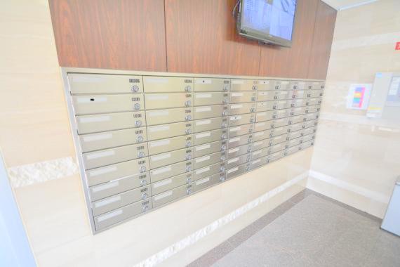 ロビー　ロビーにある各部屋毎のメールボックス。