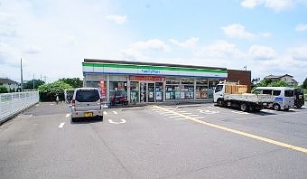 コンビニ　ファミリーマート（コンビニ）まで495m