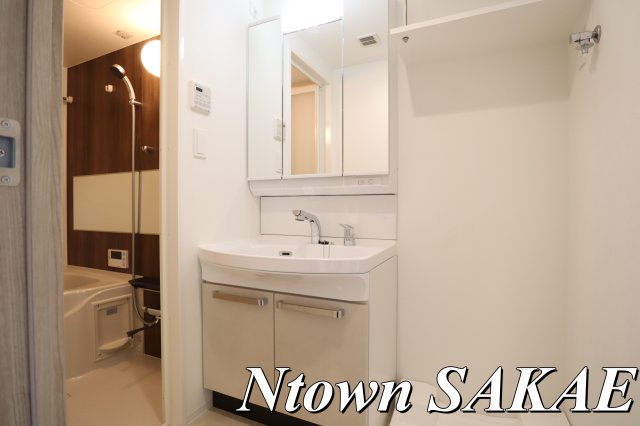 洗面設備　独立洗面化粧台が付いています