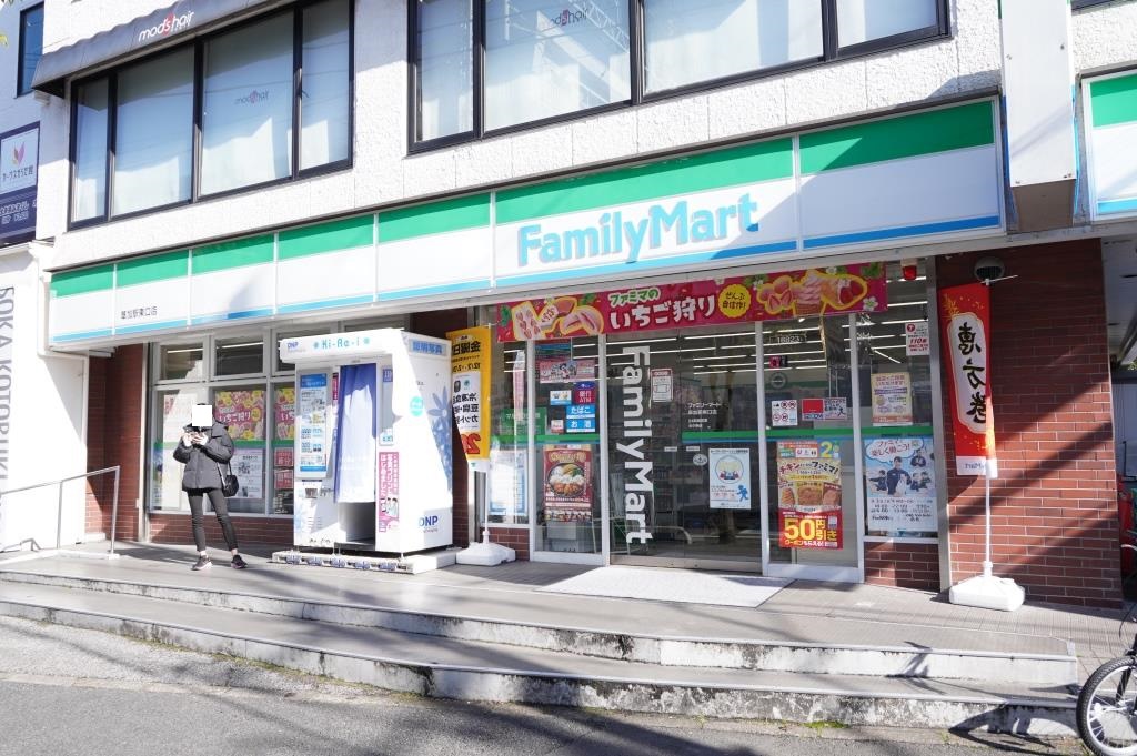 コンビニ　ファミリーマート 草加駅東口店（コンビニ）まで597m