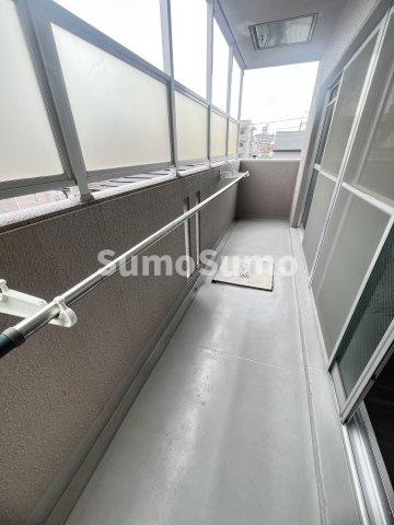 バルコニー　暖かな日差しのふりそそぐバルコニー