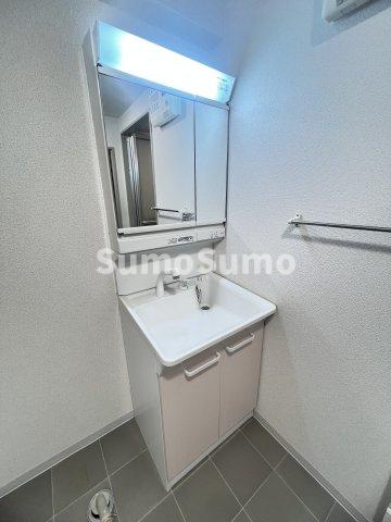 洗面設備　明るい洗面所です