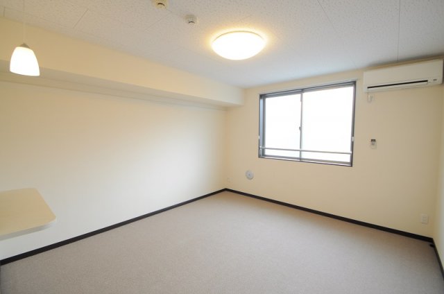 居室・リビング　2階はカーペットのお部屋