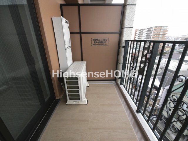 バルコニー　暖かな日差しのふりそそぐバルコニー