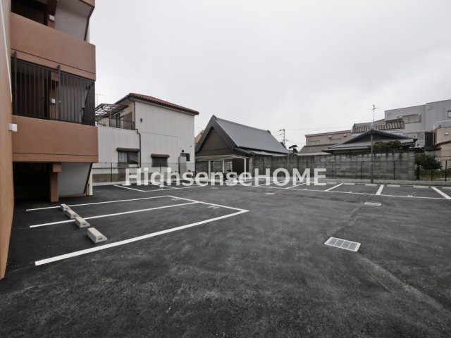 駐車場　駐車場があるので、車を買う予定の方も安心です