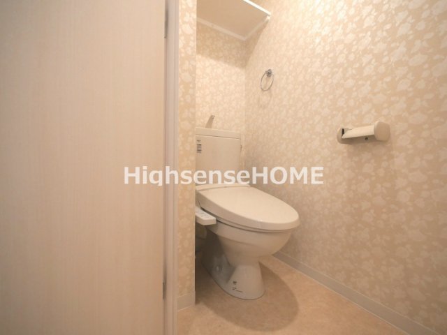 トイレ　落ち着いた色調のトイレです