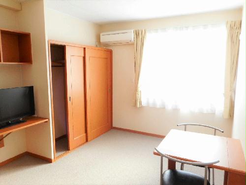 居室・リビング　カーテンやテーブル、テレビも備え付けです